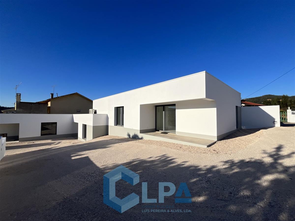 Moradia de construção nova em Ceira — CLPA